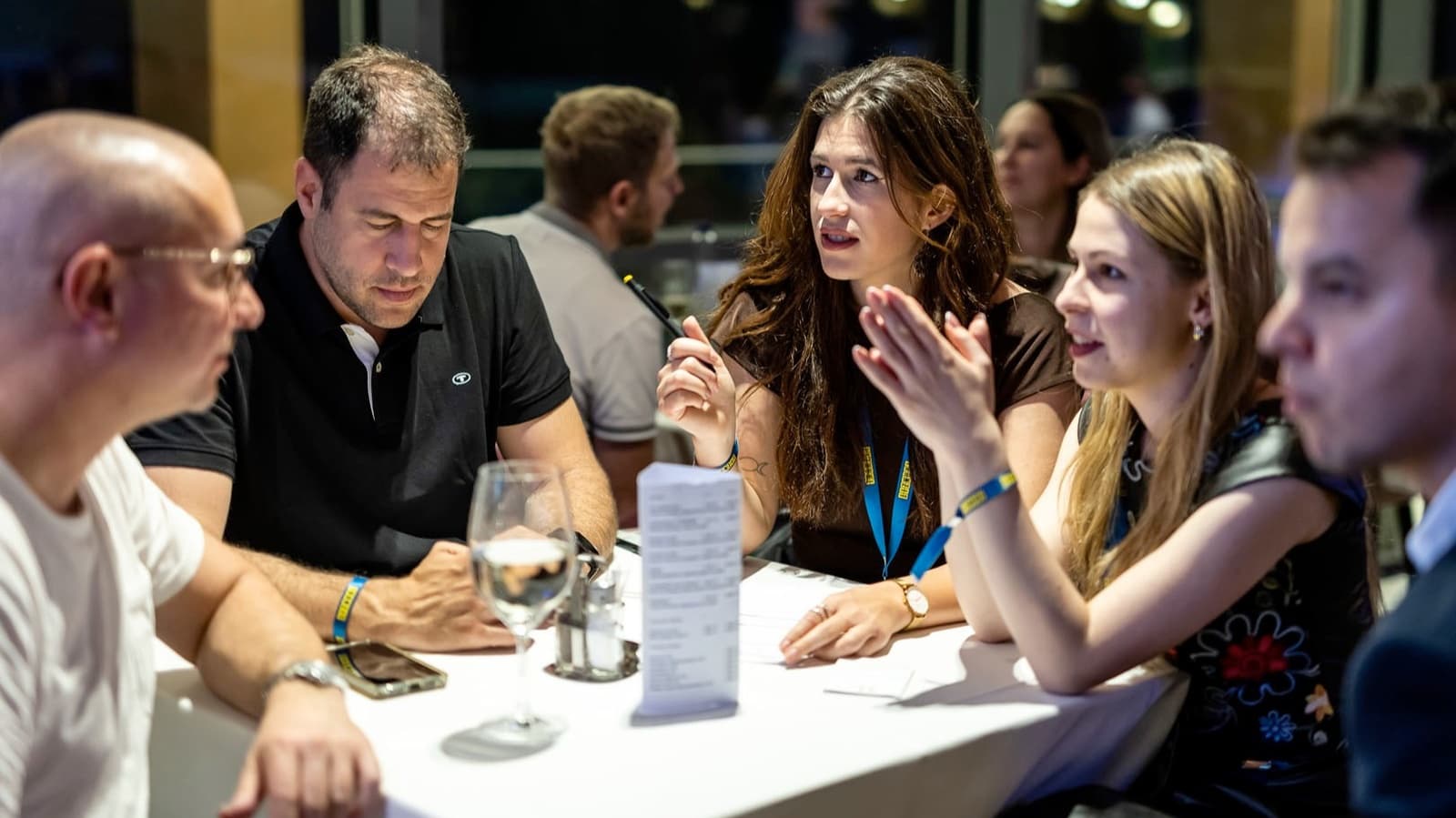 Csak a főcím, semmi macera